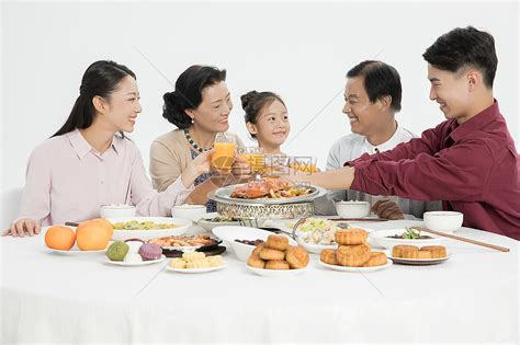 一家人新年吃团圆饭开心自拍高清图片下载-正版图片500811039-摄图网