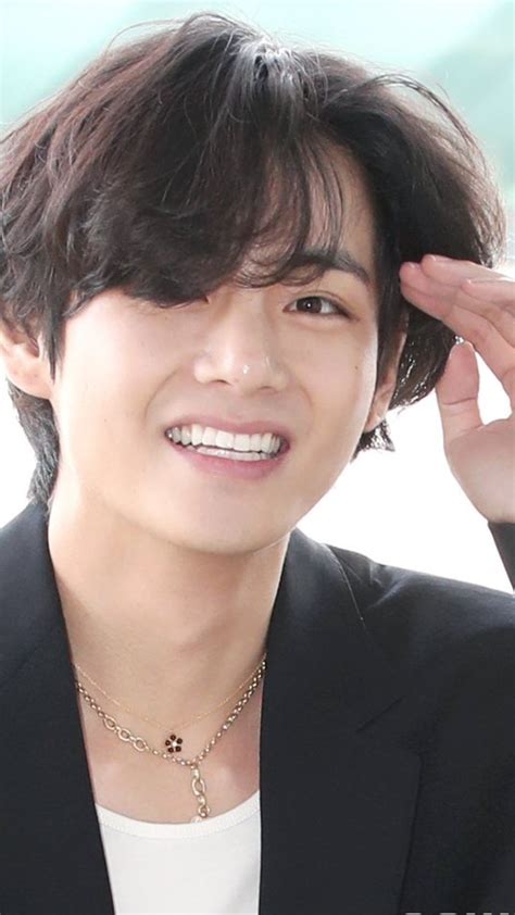 BTS V aka Kim Taehyung and his different moods at the airport | PHOTOS