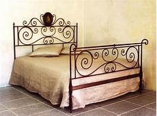 letti in ferro battuto antichi letto matrimoniale in ferro rosso sfumato antico letti letti in ferro battuto antichi letto matrimoniale in ferro rosso sfumato antico letti