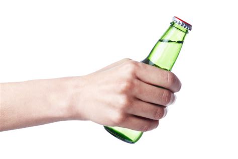 手握啤酒玻璃瓶包装设计展示PSD样机素材 - 25学堂
