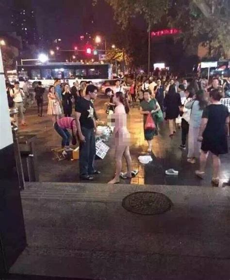 南京女子当街全裸 疑似与男友吵架（组图） - 社会百态 - 华声新闻 - 华声在线