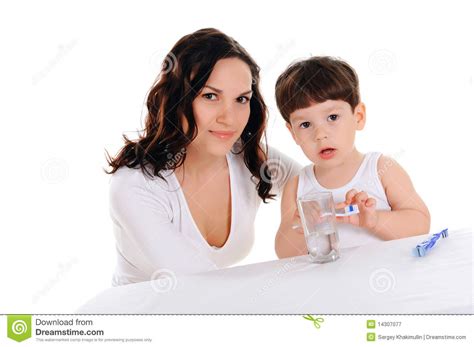 新母亲和男孩 库存图片. 图片 包括有 白种人, 牙齿, 了解, 题头, 关心, 表面, 童年, 干净, 头发 - 14307077