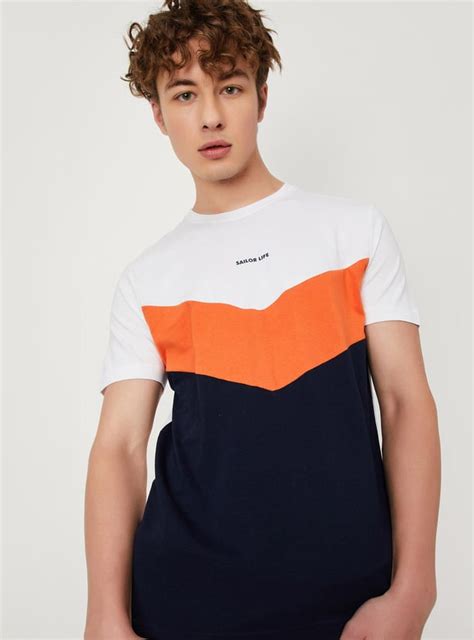 Buy Men Slim Fit Colourblocked T-shirt Online at just Rs. 399.0 ...