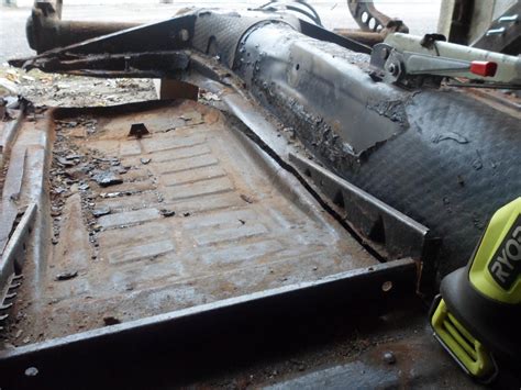 1965 VW Beetle Restoration: Removal of one rusty floor pan