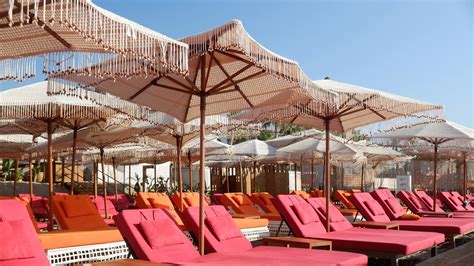 Experience Amex Centurion Lounge Dulles at IAD Airport