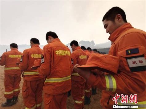 山西沁源火场 1700余名消防队员哀悼凉山火灾牺牲烈士