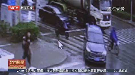 男子雨天被溅一身水 怒打司机赔偿13万还被判刑_北京时间