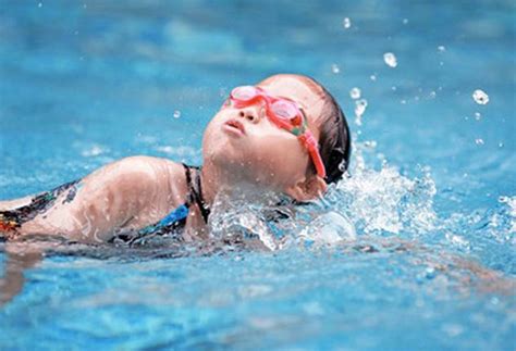 孩子几岁学游泳最合适 你的孩子到了适合游泳的年龄了吗？-运动经验本