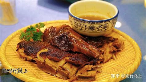 来桂林必吃的桂林卷粉，荤的5块素的3块，便宜实惠又好吃【东北阿华在武汉】 - YouTube