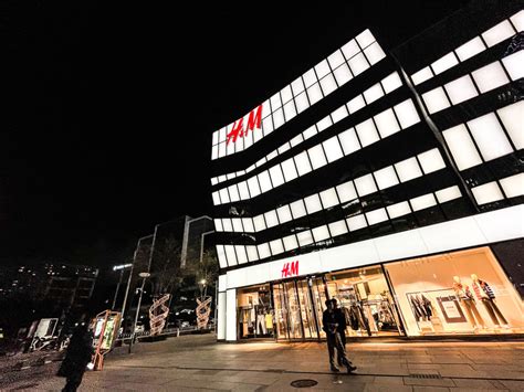 【图集】风波中的H&M各地门店：现场冷清，顾客寥寥|界面新闻 · 影像