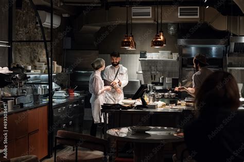 Kitchen Chat 的图像结果