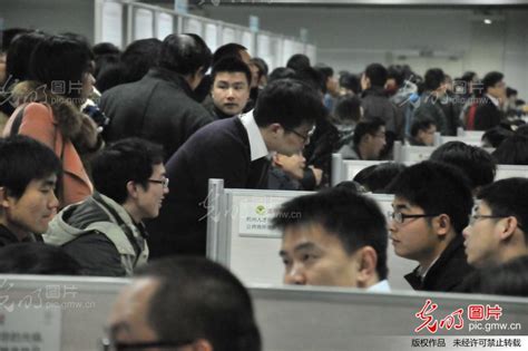 杭州昨举行大型IT人才招聘会 三成应聘者现场就被录用_滚动新闻_温州网