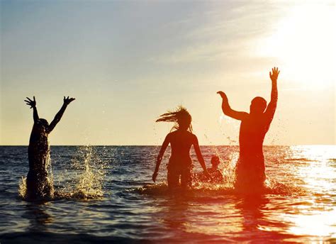 年轻人海里玩水图片-在海里玩水的年轻人素材-高清图片-摄影照片-寻图免费打包下载