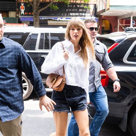 22 Taylor Swift Outfits