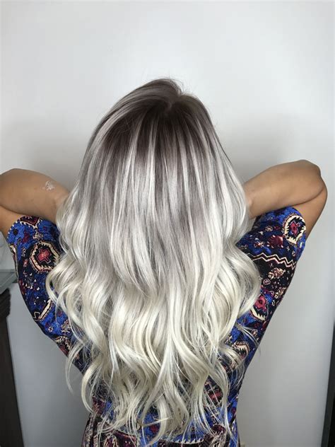 Platinum blonde with dark shadow root. | Dark roots blonde hair, Tan ...
