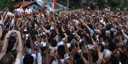 La líder opositora birmana Aung San Suu Kyi, tras ser liberada ...