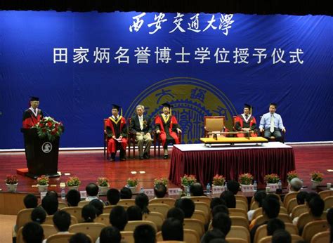 理大于毕业礼上颁授荣誉博士学位