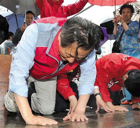 韩国地方选举 候选人冒雨向选民下跪行大礼 - 国际视野 - 华声新闻 - 华声在线