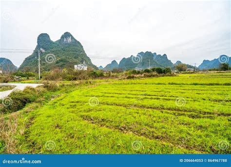 ä¸­å›½å¹¿è¥¿çœ æ¡‚æž—å¸‚çš„å±±å· ä¸Žå†œç”°Mountains and Farmland in Guilin, Guangxi Province ...