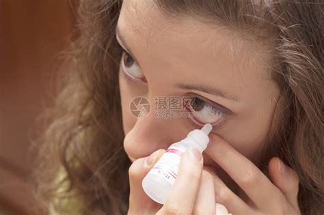 这个女孩在眼睛里滴了一种药水高清图片下载-正版图片503159579-摄图网
