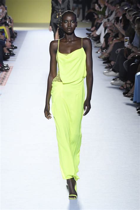 Models On Runway 的图像结果