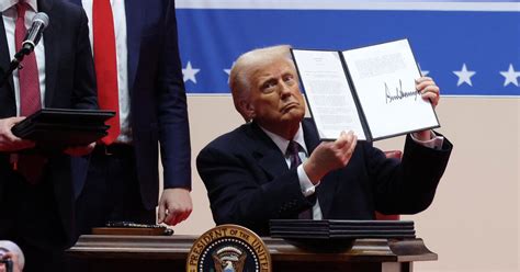Donald Trump deshace el legado de Biden firmando una oleada de decretos ...