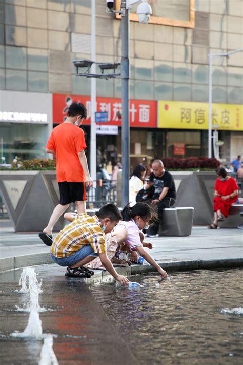 图文：成都市民水中打麻将_新闻中心_新浪网