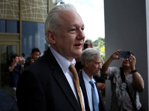 WikiLeaks founder Julian Assange walks out of courtroom as free man ...