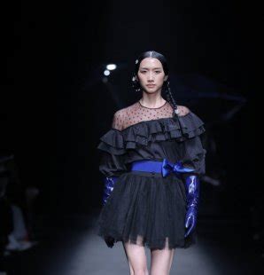 CHICCO MAO · 毛宝宝 2021/22秋冬高级成衣秀 - Beijing Fall 2021-天天时装-口袋里的时尚指南