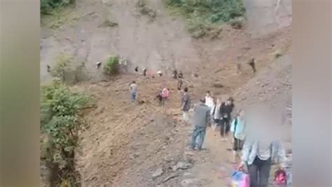 30多个凉山学生上学突遇泥石流，老师及时发现征兆_凤凰网视频_凤凰网