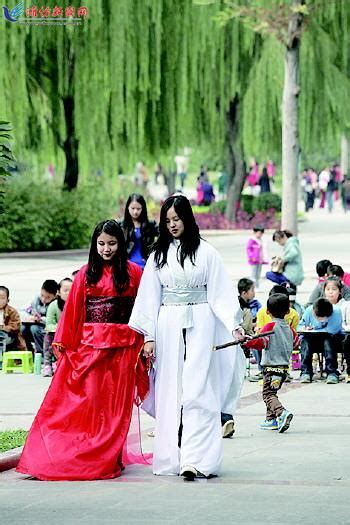 潍坊两女孩穿汉服出游植物园 上演穿越秀_潍坊大众网