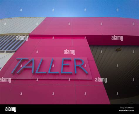 Automobile repair shop sign outdoor. Spanish language Stock Photo - Alamy