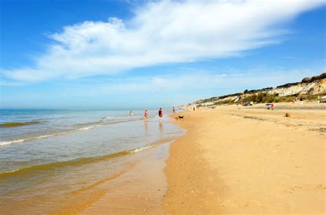 https://www.tuscasasrurales.com/blog/wp-content/uploads/2022/08/Playa-de-Mazagon-Huelva.jpg