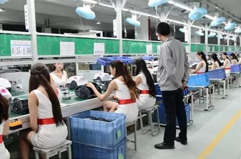 服装加工厂流水线，员工们细致认真一丝不苟的工作，太有魅力了！_腾讯视频