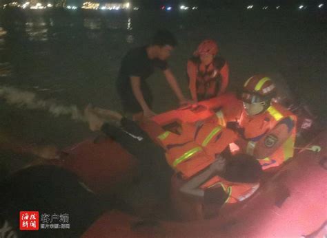 一男子下海游泳体力不支被困 三亚消防紧急救援