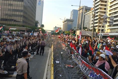 印尼多地游行人群与警方爆发激烈冲突 – 印尼头条