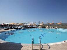 bagno in piscina in bagno alhambra a di viareggio in versilia darsena marina bagno in piscina in bagno alhambra a di viareggio in versilia darsena marina