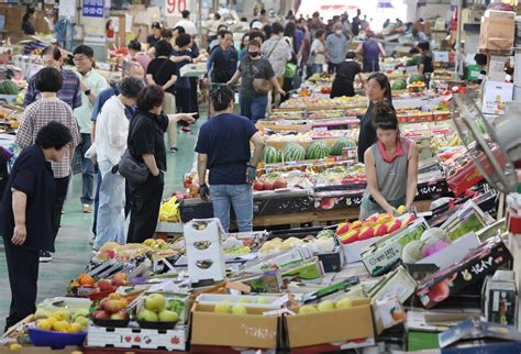Market bustles ahead of Chuseok holiday - The Korea Times