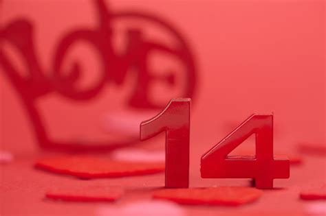 情人节数字14图片素材-红色桌面上的红色14数字创意图片-jpg格式-未来素材下载
