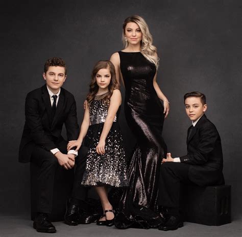 I LOVE this contemporary classic and elegant family portrait. Photo ...