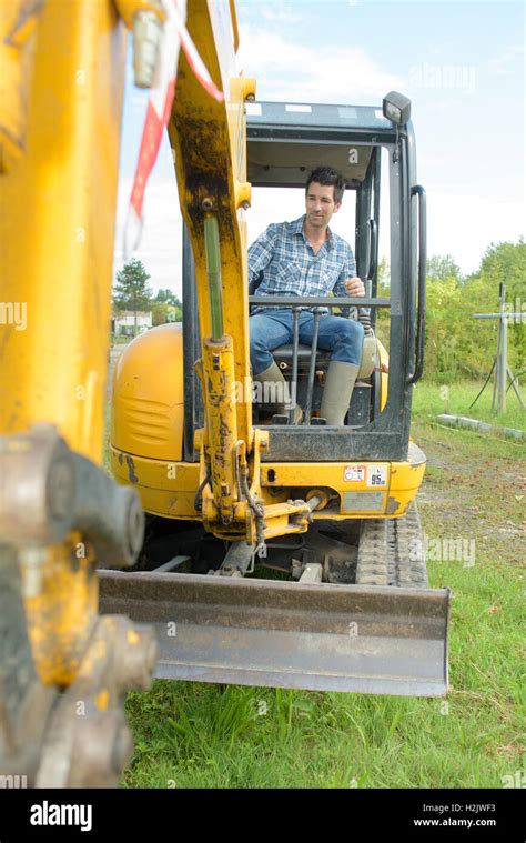 Operating a Backhoe For Dummies 的图像结果