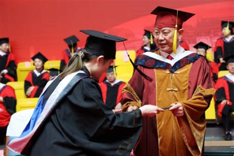 我校2021年本科生、研究生、留学生毕业典礼暨学位授予仪式隆重举行-哈尔滨医科大学