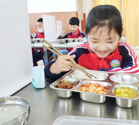 郑州各区中小学午餐配餐已全面启动，你们学校哪天开始！_供餐