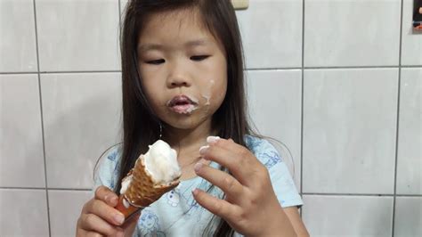 姐姐吃冰淇淋吃到珍珠了 - YouTube