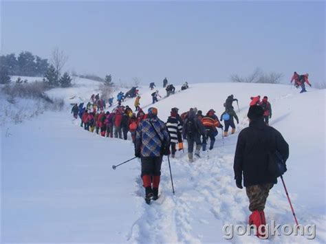在雪地上的人。在冬季假期自然休闲观。冬季运动.高清摄影大图-千库网