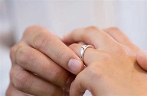 结婚后戒指戴在哪个手指上 有什么含义 - 中国婚博会官网
