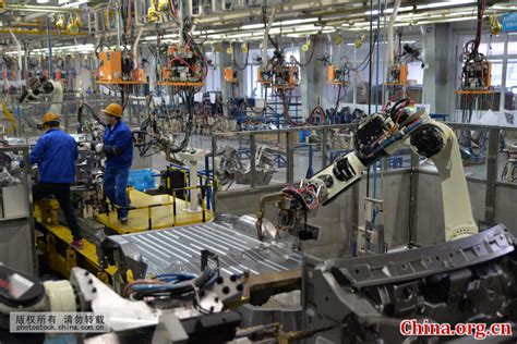 贵州遵义：机器人与工人一起联手生产电动汽车 - China.org.cn