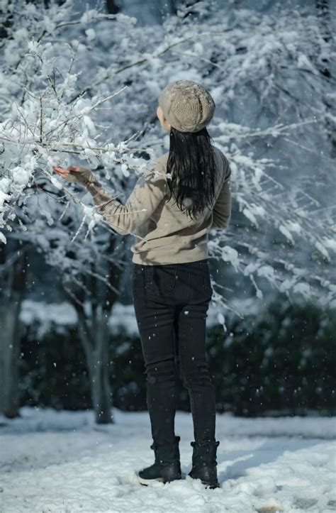 冬天下雪中伤感的女人头像图片_女生头像_头像屋
