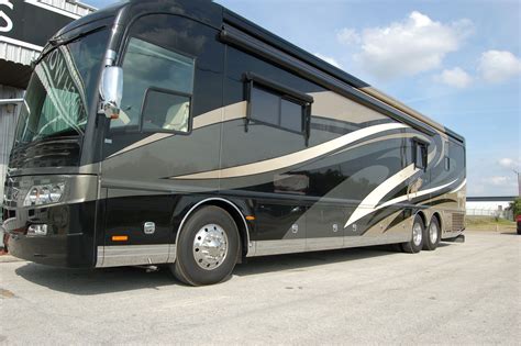 Кемпер на фоне здания