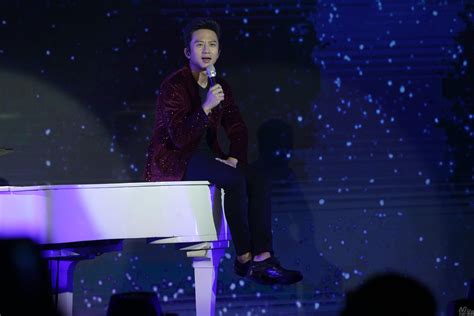 邓超蜡像北京揭幕 感恩粉丝演唱歌曲
